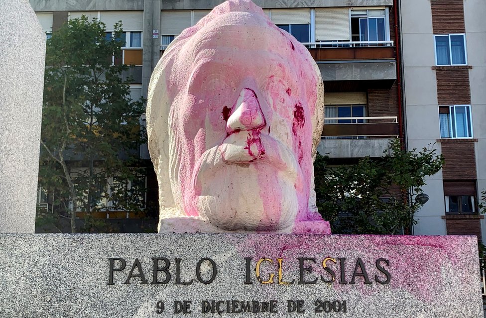 Разрушенная статуя, посвященная Пабло Иглесиасу (1850-1925), основателю Социалистической партии Испании, в парке в Мадриде, Испания