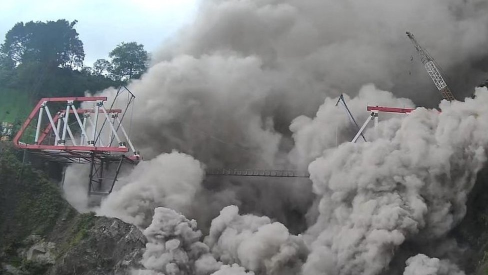 Núi Semeru: Indonesia nâng mức cảnh báo lên mức cao nhất khi núi lửa phun trào trên đảo Java - Tin tức BBC