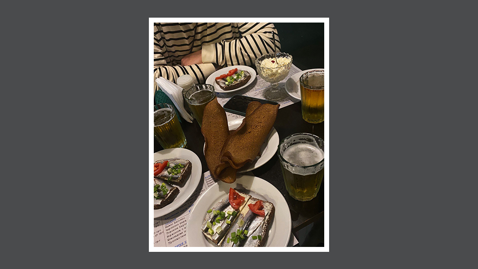 Lera Dubrovska aproveita jantar com amigos antes da invasão