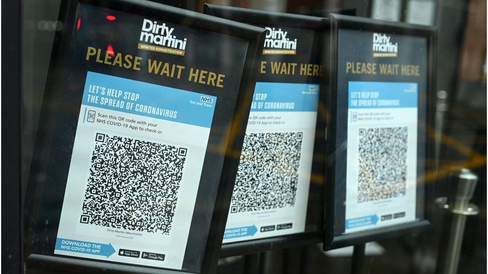 一些店家外面提供QR碼讓顧客掃描提供資料（Credit: Getty Images）