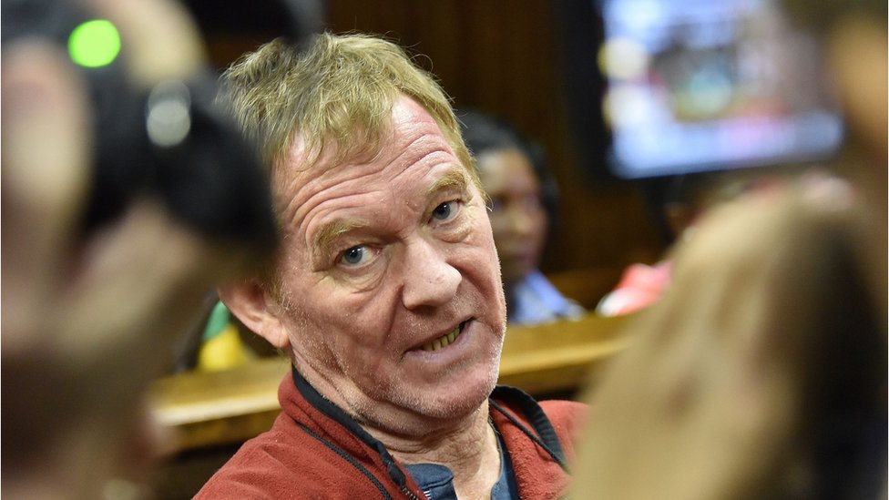 Датчанин, проживающий в Южной Африке, Питер Фредериксен сидит на скамье подсудимых перед подачей заявления об освобождении под залог в мировом суде Блумфонтейна 4 ноября 2015 года.