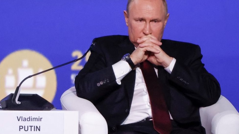 Vladimir Putin en un foro económico en San Petersburgo el 17 de junio de 2022.