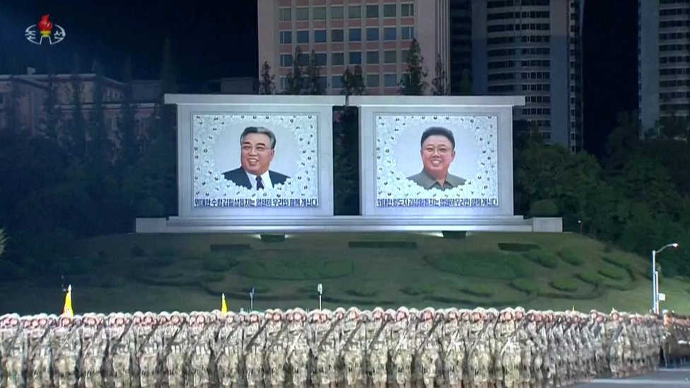 imágenes de Kim Il-Sung y Kim Jong-il