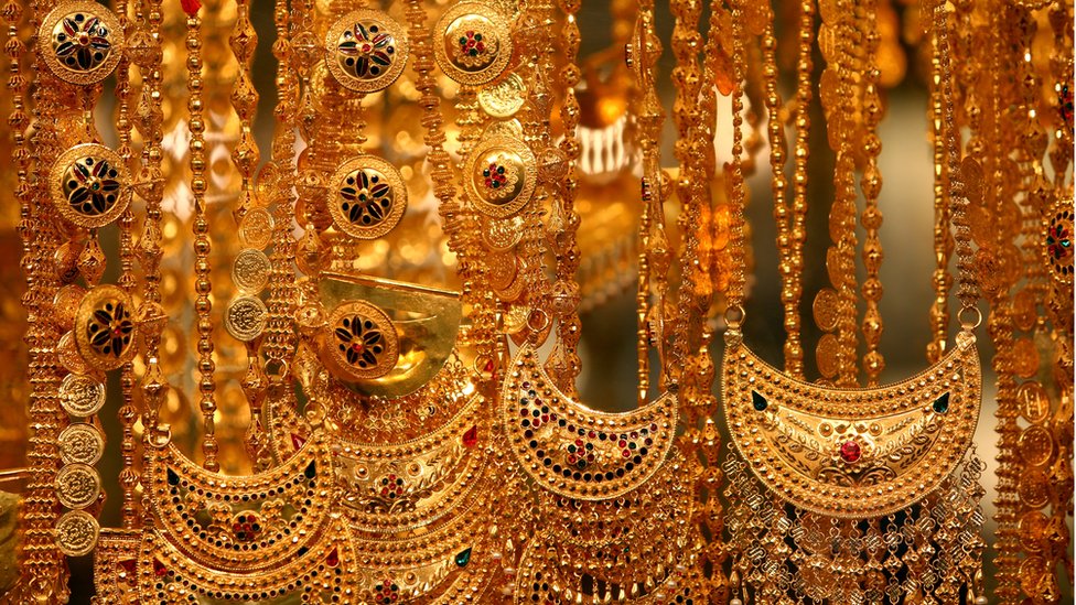 Ряды золотых ожерелий на золотом базаре Дубая