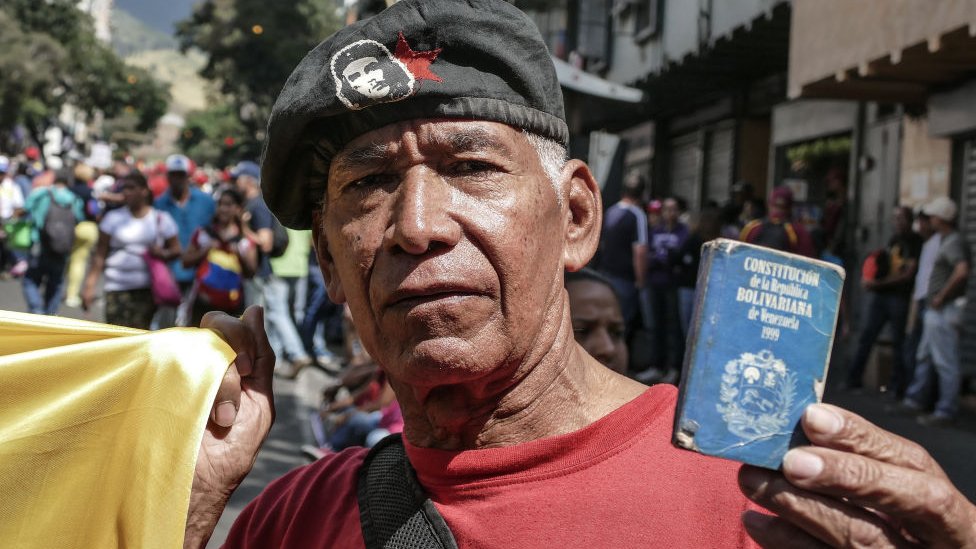 Hombre con la Constitución de Venezuela