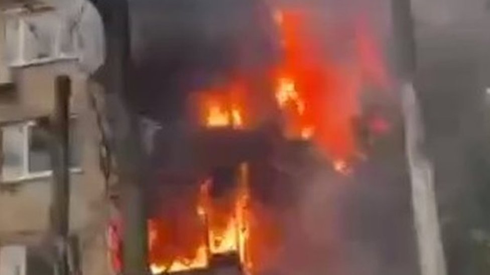 Un edificio en llamas en Kyiv