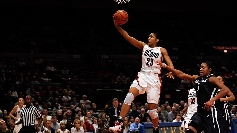 Moore fue reclutada por la Universidad de Connecticut en 2007. Maya Moore