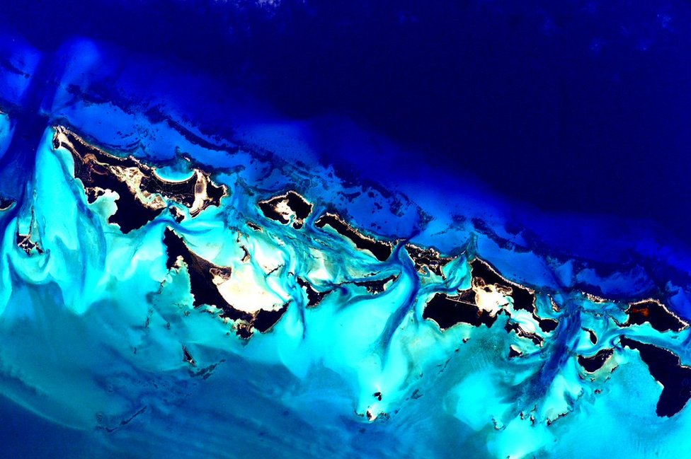 19 ЯНВАРЯ - #EarthArt Глубины багамского блюза. #YearInSpace