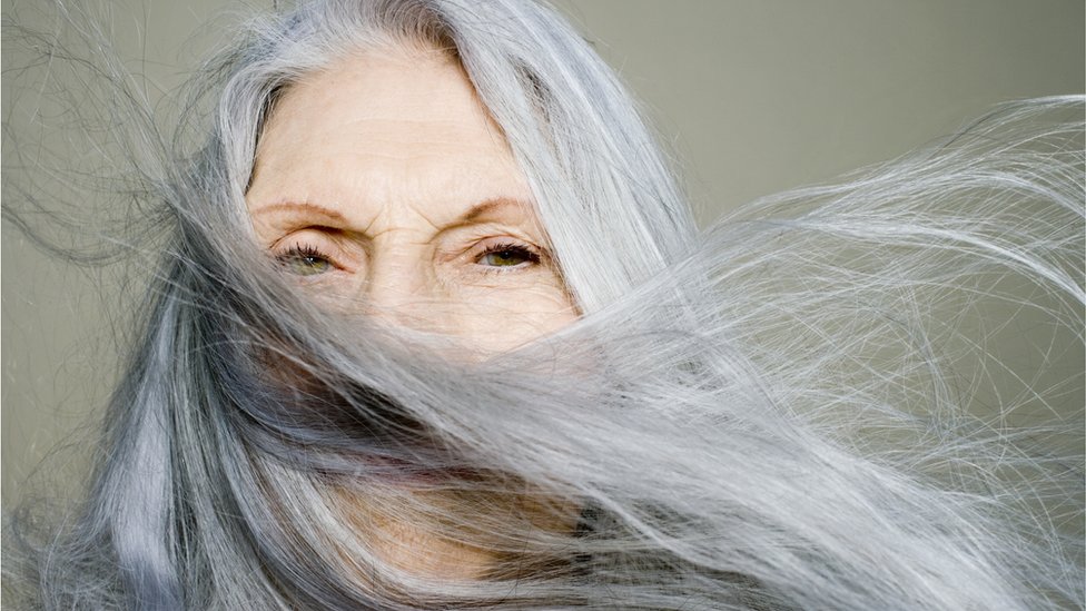 Mujer con pelo gris