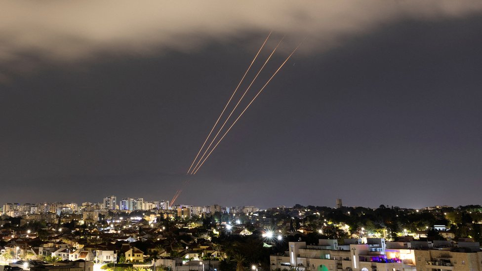 伊朗向以色列發射無人機和導彈後，以色列阿什凱隆的反導系統瞄凖天空攔截。