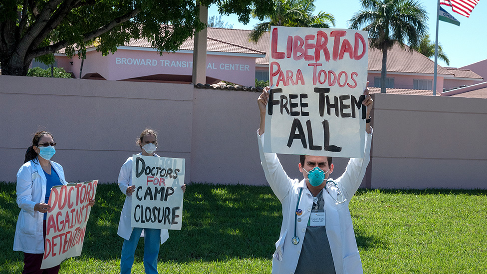 Акция протеста заключенных ICE у временного центра Броварда во Флориде