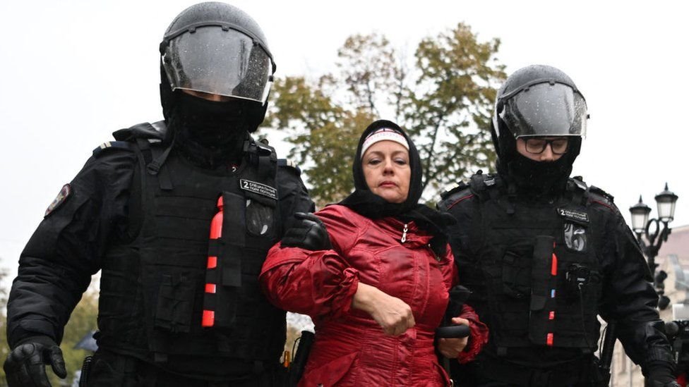 Mujer rusa arrestada