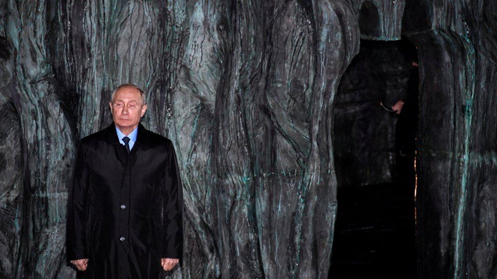 Владимир Путин перед мемориалом «Стена скорби»
