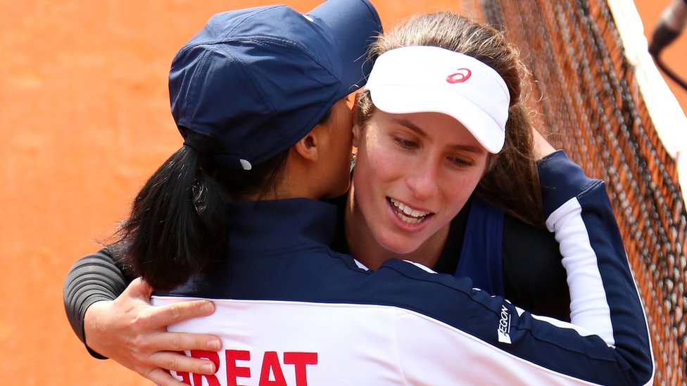 Konta terminó ganando el partido contra Cirstea, lo que deja a Gran Bretaña y Rumania en un empate 1-1. Konta y Keothavong abrazadas al final del partido.