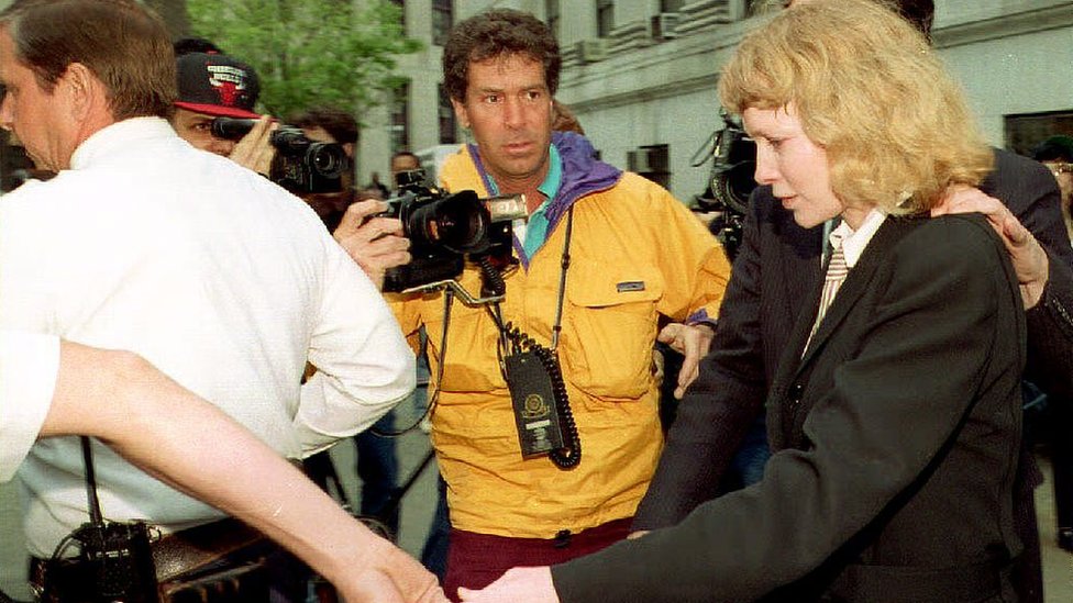 Mia Farrow a la salid de un tribunal en Nueva York en mayo de 1993