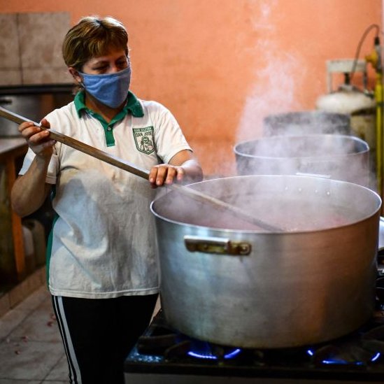 Mujer cocina en Buenos Aires, Argentina