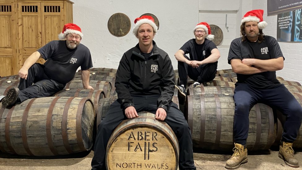 Команда Aber Falls празднует розлив 3000 бочек на Рождество
