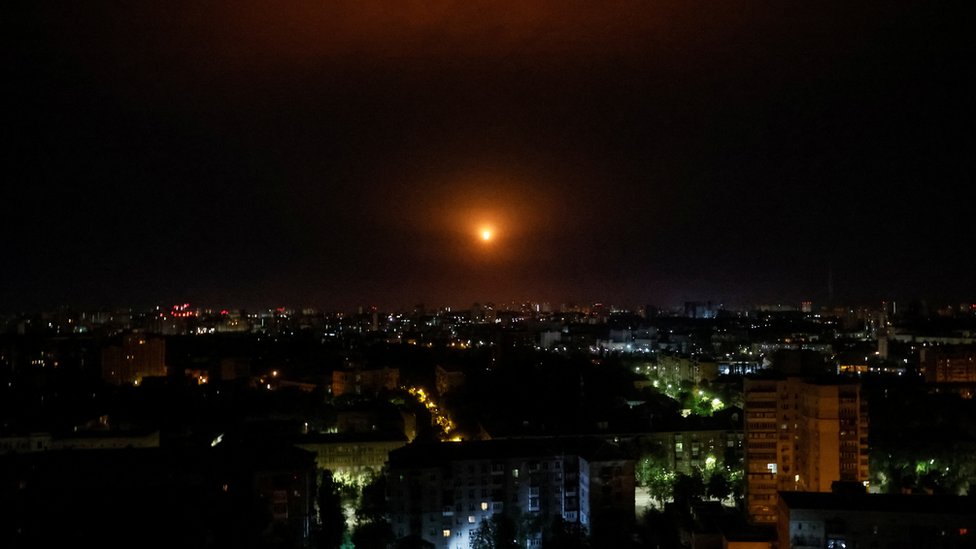 انفجار صاروخ في سماء المدينة خلال هجوم صاروخي