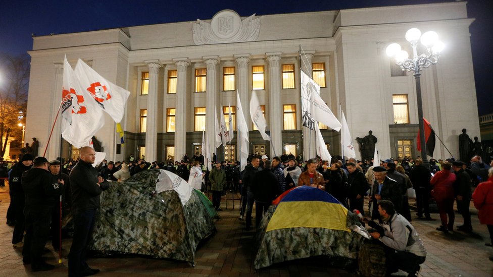 Парламент і намети