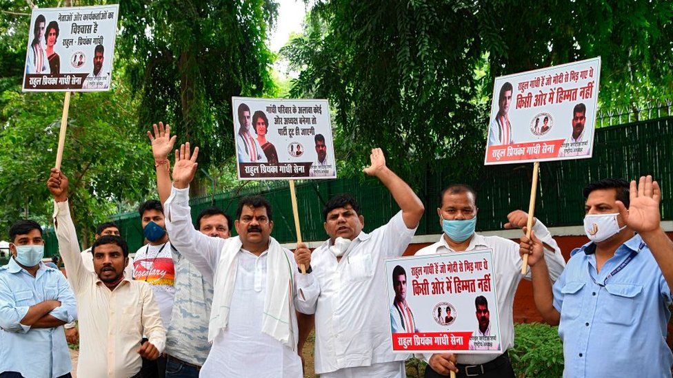 Сторонники партии Конгресс Индии держат плакаты и выкрикивают лозунги, требуя, чтобы президент партии был из семьи Ганди, а лидер Соня Ганди должна оставаться временным президентом Конгресса за пределами штаб-квартиры партии в Нью-Дели 24 августа 2020 года.