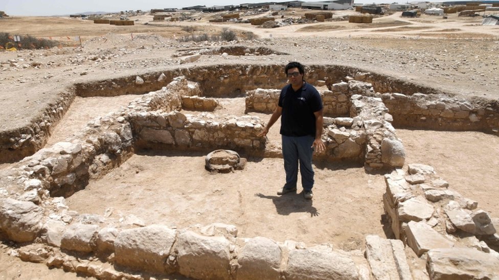 Сотрудник Управления древностей Израиля на месте древней мечети