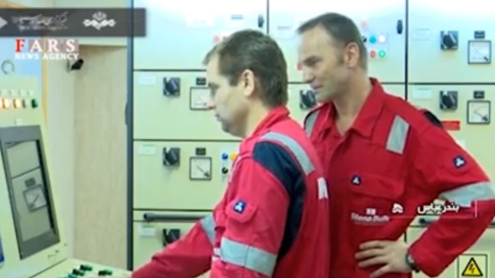 Члены экипажа контролируют компьютеры на борту танкера