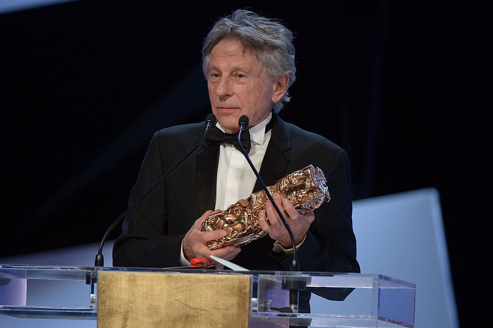 Polanski sosteniendo su premio César en 2020.