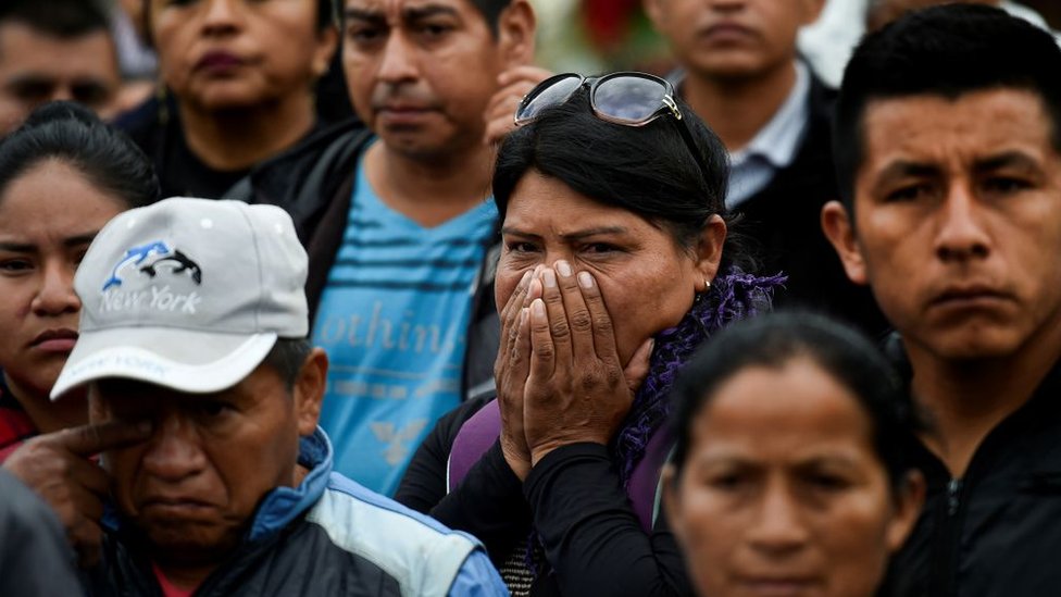 Mujer llora en el funeral por las cinco víctimas en la masacre de Tacueyo.