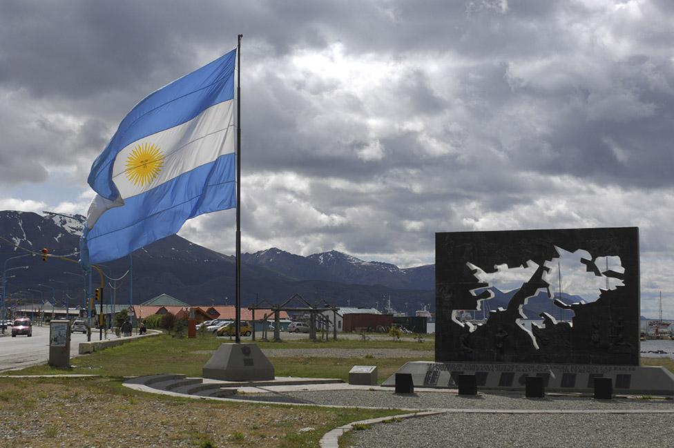 Un monumento a la Guerra de las Malvinas/Falklands en Ushuaia, en la provincia de Tierra del Fuego en Argentina