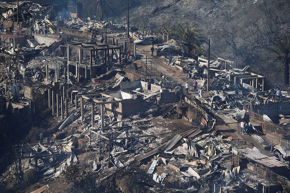 Vista panorámica de la destrucción tras el incendio en Viña del Mar, Chile.