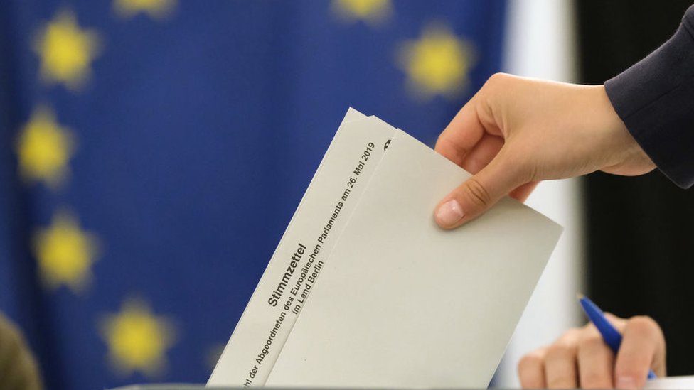 Glasač glasa na biračkom mestu tokom evropskih parlamentarnih izbora 26. maja 2019. u Berlinu, Nemačka