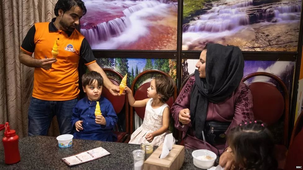 [출처: BBC] 아이스크림을 즐기는 아프간 가족들