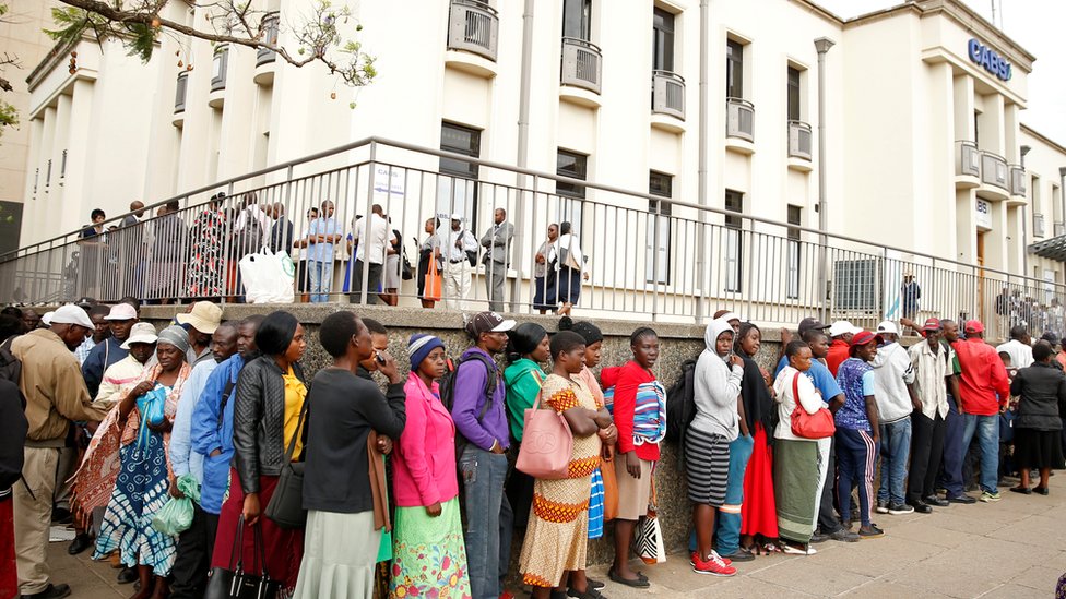Люди выстраиваются в очередь у банка в Хараре, Зимбабве, чтобы получить недавно выпущенные банкноты - ноябрь 2019 г.