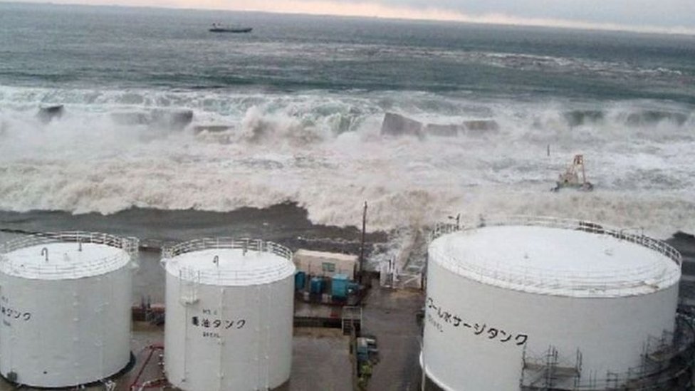 2011年3月11日，東日本大地震引發海嘯，巨浪翻過海堤衝擊福島第一核電站。