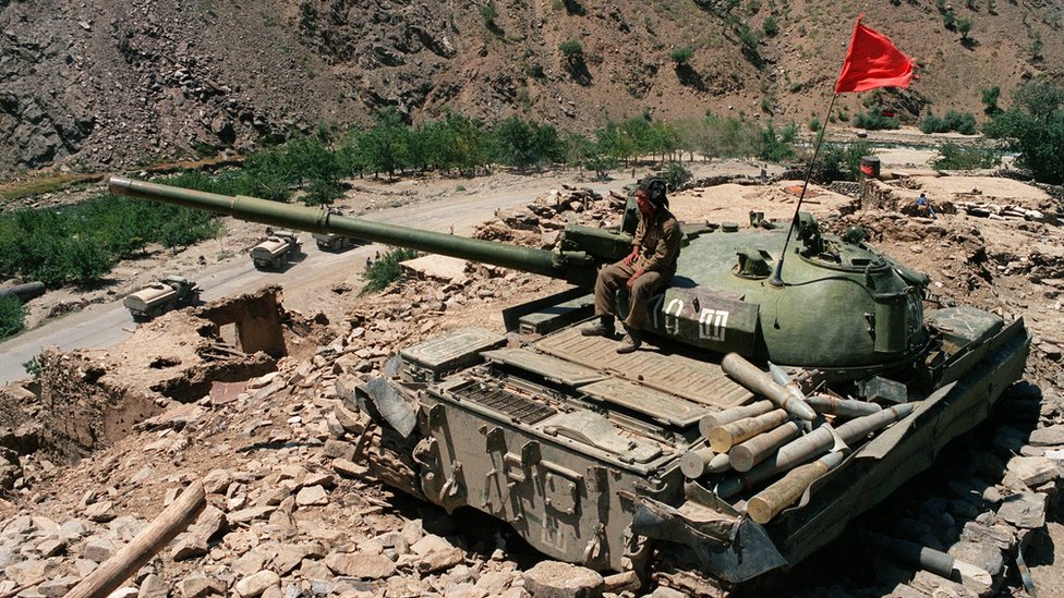 Tras la invasión soviética a Afganistán, la guerrilla islamista de los muyahidines ?apoyada por Estados Unidos? llamó a la yihad. Ocupación soviética en Afganistán