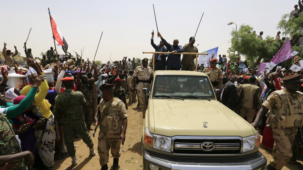 Al Bashir saluda a la multitud durante un mitin de la campaña por la paz en Darfur Occidental, devastado por la guerra, en abril de 2016.