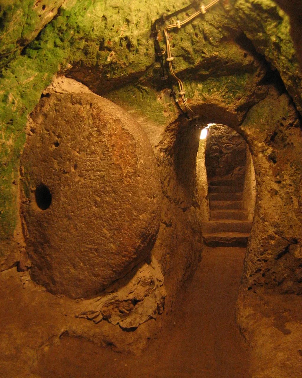 巨石可被用來關閉隧道 （Credit: Richard Beck/Getty Images）