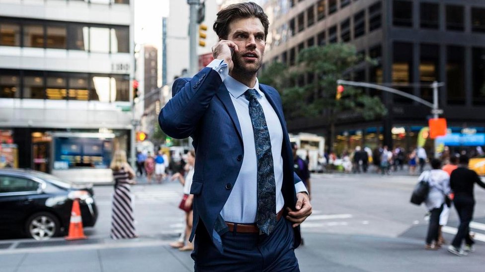 En vez de complacer cada exigencia de un jefe difícil, los empleados pueden aprender a manejarlos de forma inteligente. Un ejecutivo hablando por celular mientras cruza una calle