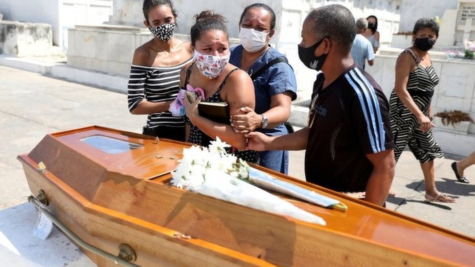 Enterro de vítima de covid-19 no Rio;