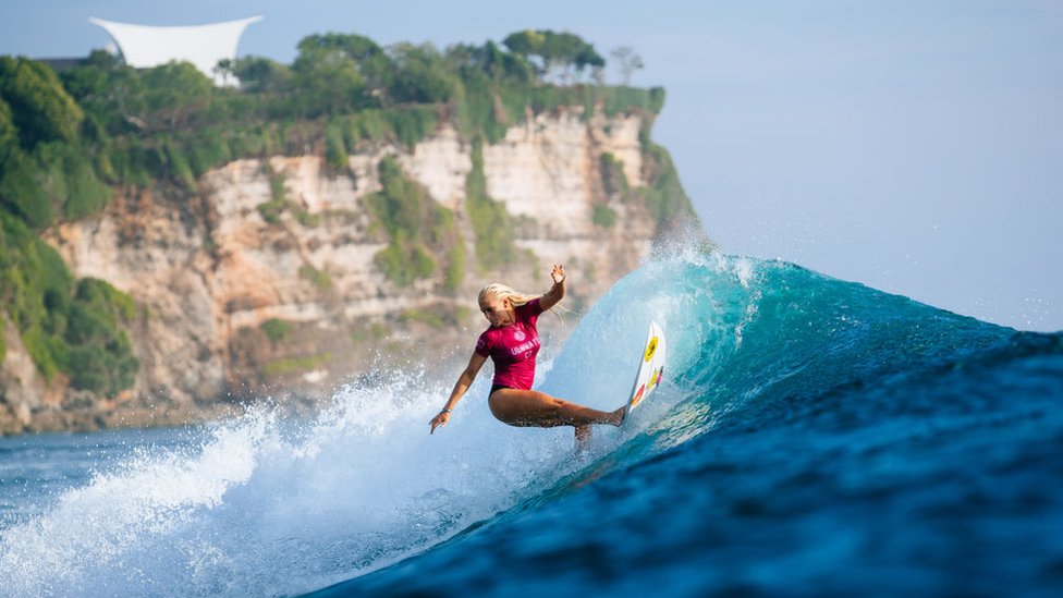 Tatiana Weston-Webb de Brasil surfea en Uluwatu, Bali.