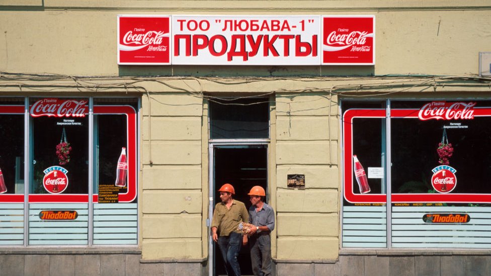 Local gastronómico en Rusia con carteles de Coca-Cola.