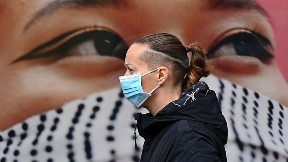 امراة ترتدي قناع الوجه الطبي