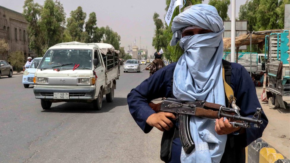 Petempur Taliban berpatroli di kota-kota besar Afghanistan