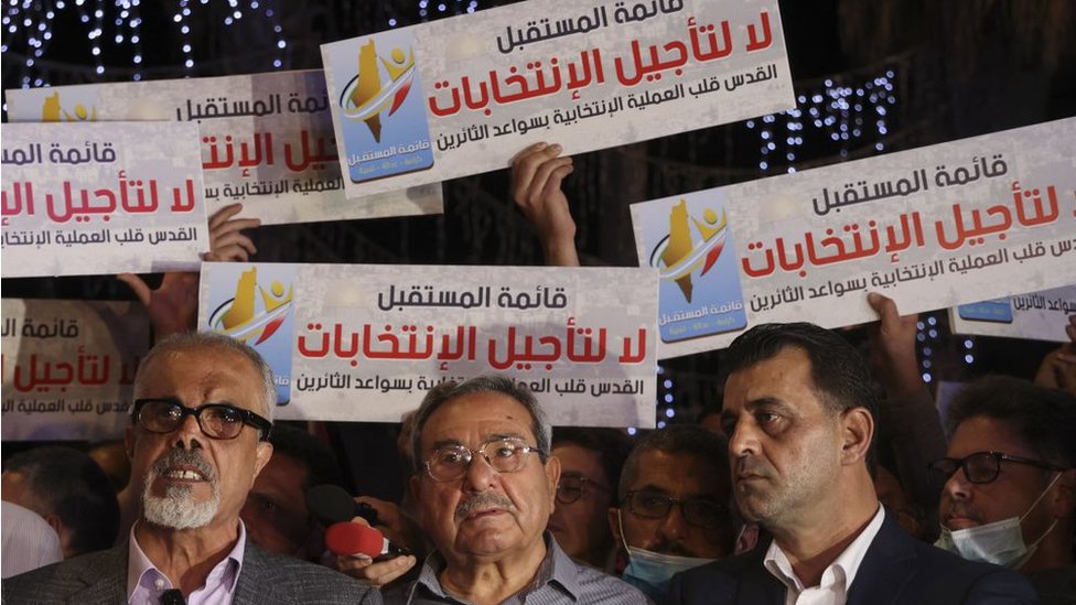 فلسطينيون في رام الله يتظاهرون ضد قرار عباس بتأجيل الانتخابات