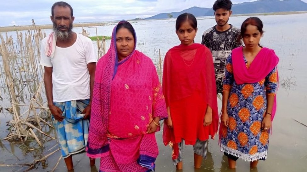 Лал Бану и ее семья на затопленных сельскохозяйственных угодьях в районе Доранг штата Ассам на северо-востоке Индии