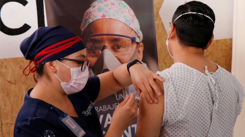 متطوع في المكسيك يتلقى اللقاح ضمن تجربة لشركة كانسينوبايو الصينية