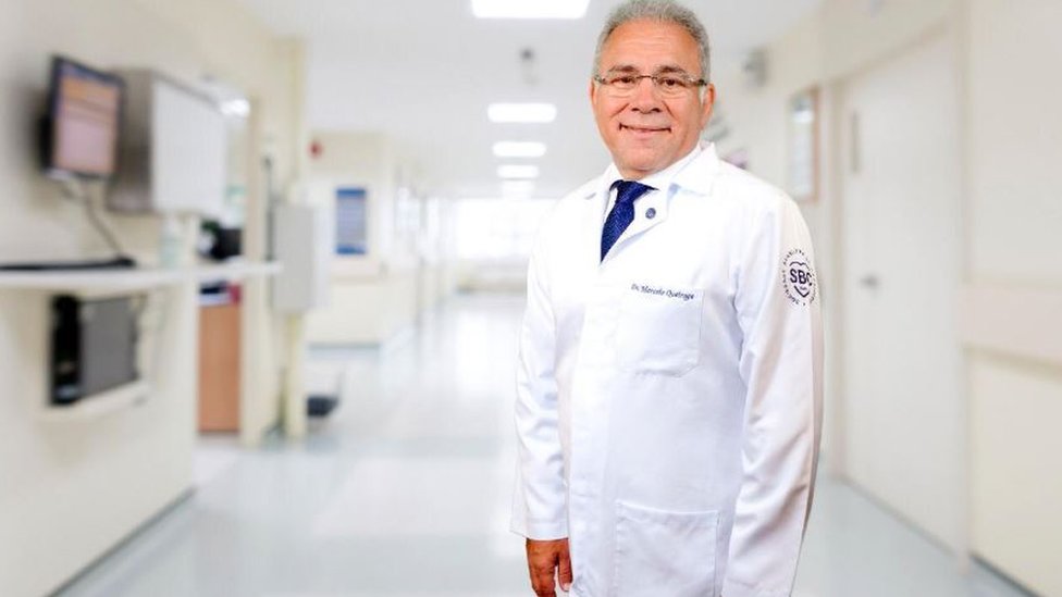 Marcelo Queiroga em corredor de hospital, sorrindo