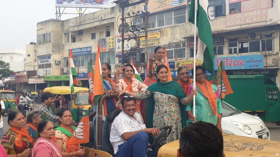Женщины-сторонники БДП празднуют в Ахмедабаде.