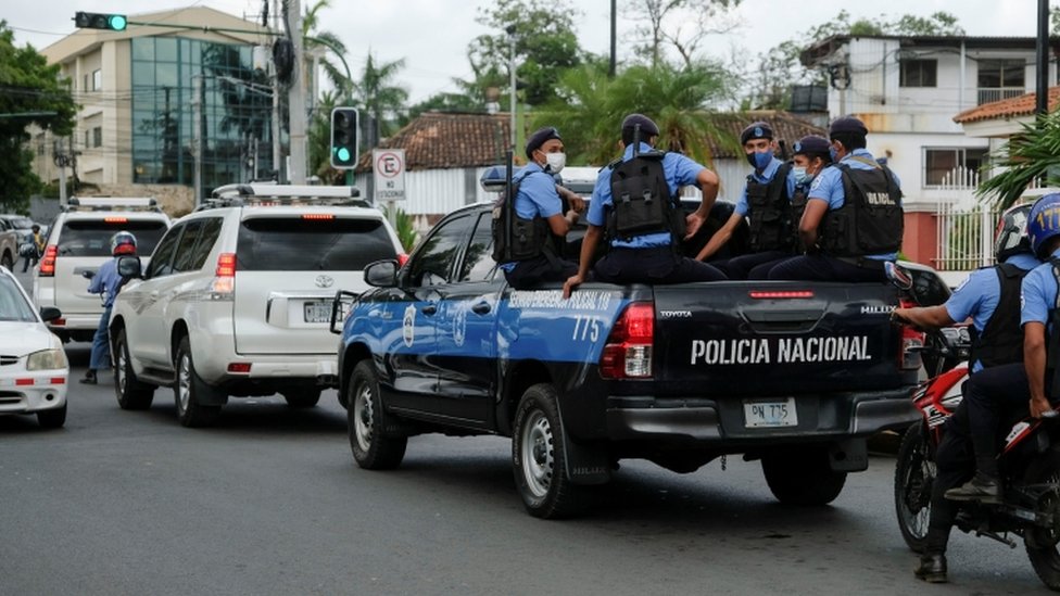 Policías escoltan el vehículo de Félix Maradiaga en Managua