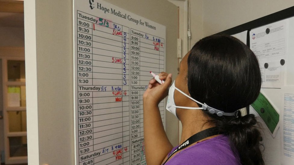 Una empleada anota códigos en un calendario en el Hope Medical Group for Women en Shreveport, Luisiana, el 19 de abril de 2022.